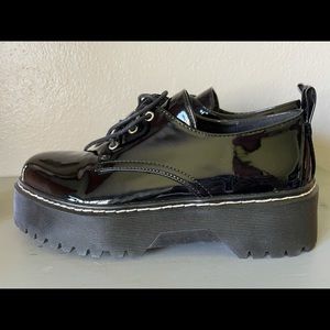 Liliana Shiny Platforms size 9